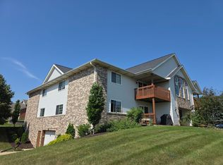652 Westfield Way, Pewaukee, WI 53072