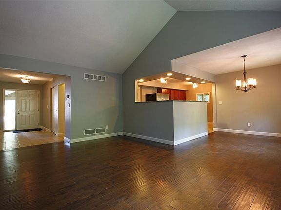 2nd image of 1112 W Deerbrook Dr
