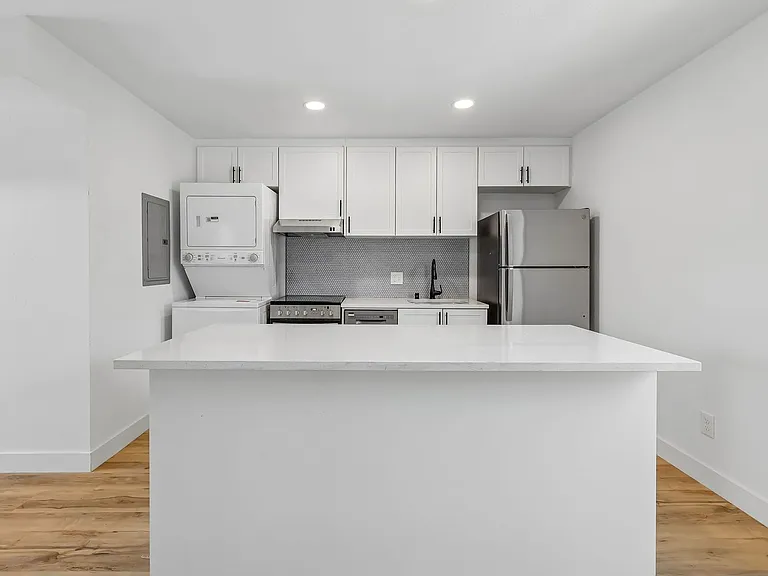 The Crest |NEWLY Renovated Studios, Lofts, 1, 2 & 3 Bedroom Homes Near the Beach — Photo 9