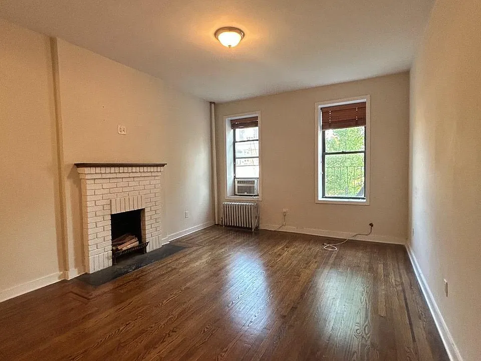 161 W 10th St #4C