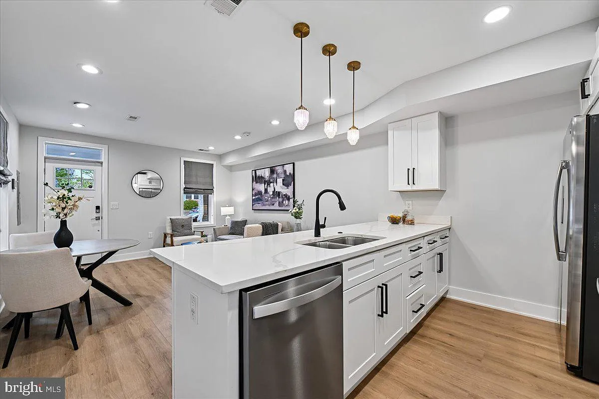 3 bed, 2.5 bath, 1470 sqft, $3,600 — Photo 4