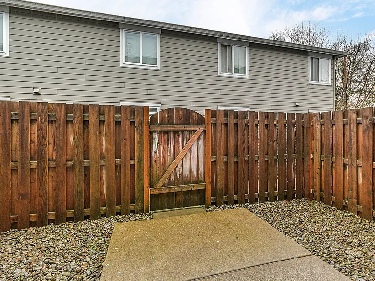 1056 N Davis St — Photo 17
