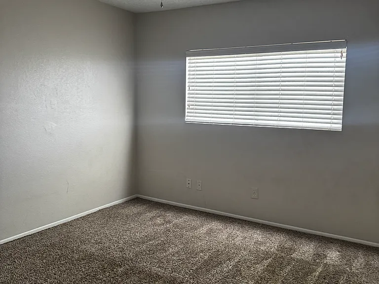 8055 N 31st Ln — Photo 9