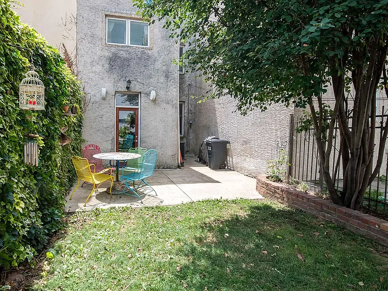 213 W George St — Photo 8