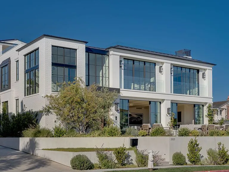 2820 Bayview Dr — Photo 3