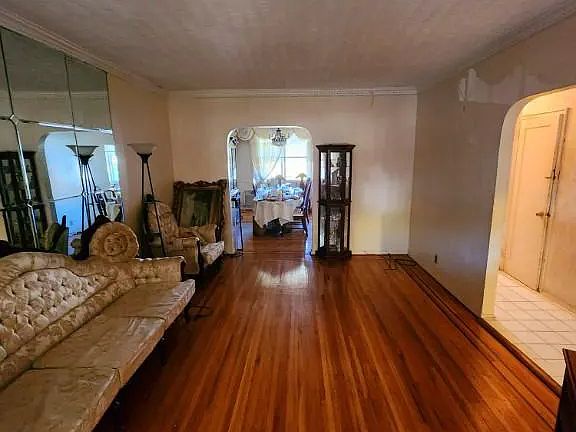4th image of 1051 E 53rd St