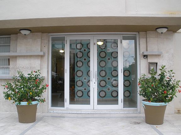 3rd image of 3030 Collins Ave APT 4B