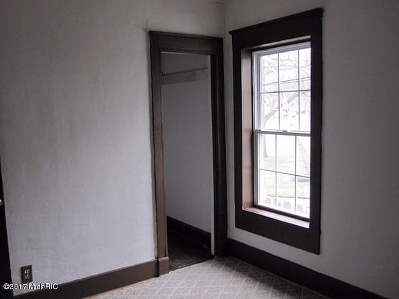 4th image of 198 Kingman Ave E