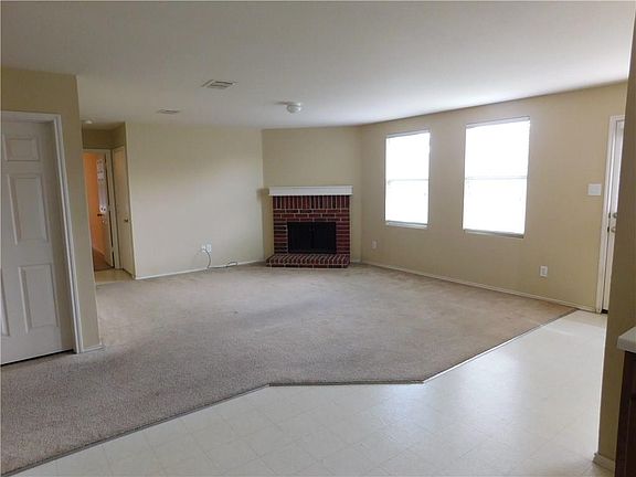 4th image of 1221 Evergreen St