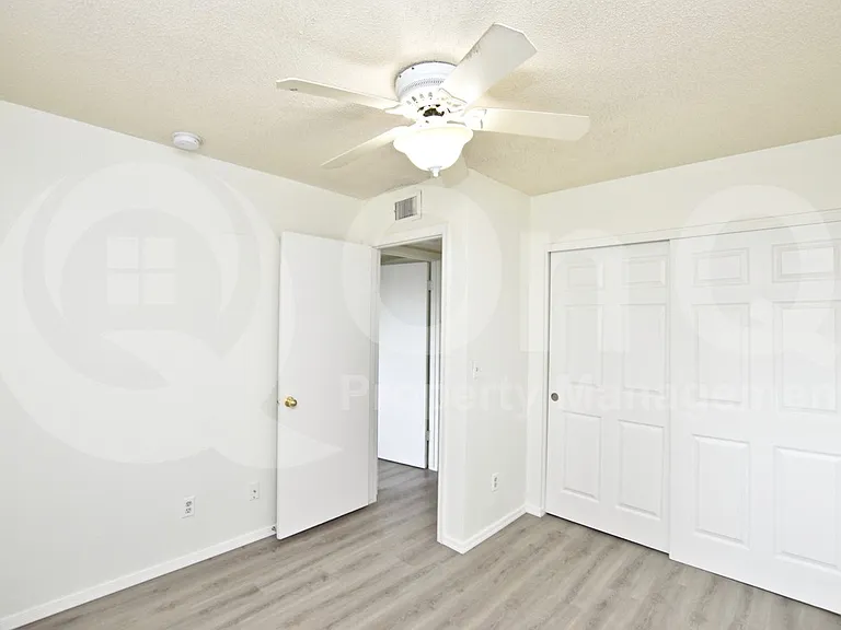 10026 W Roma Ave — Photo 11