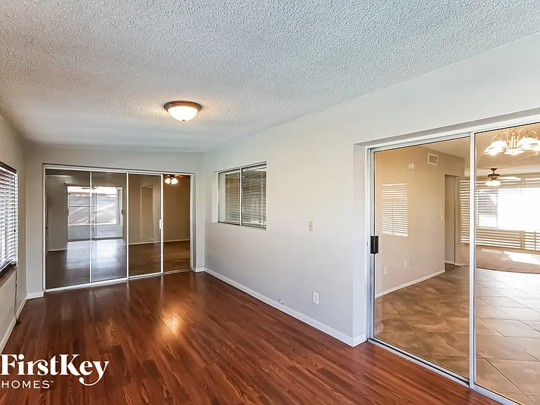 4656 W Townley Ave — Photo 7