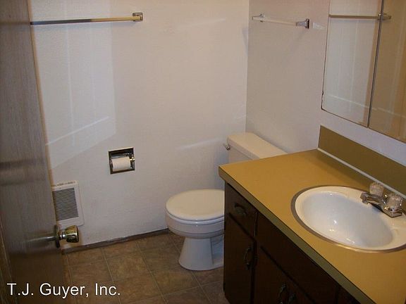 5th image of 415 N Oak St APT 3