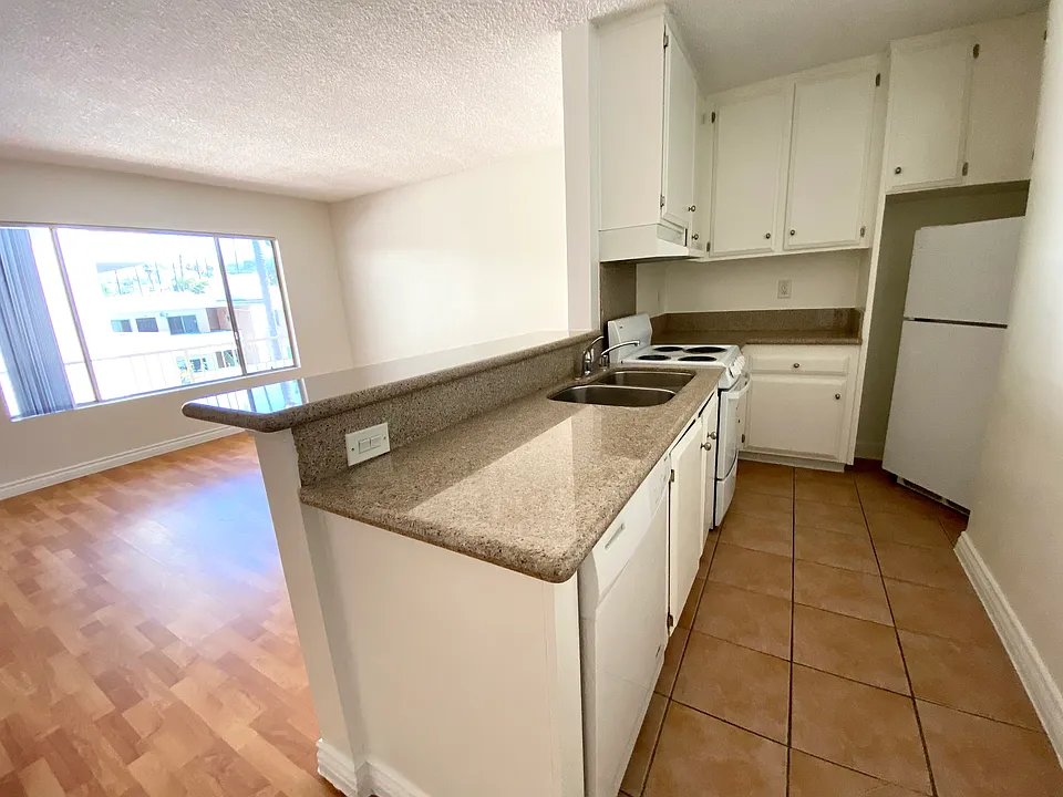 1543 N Bronson Ave #221