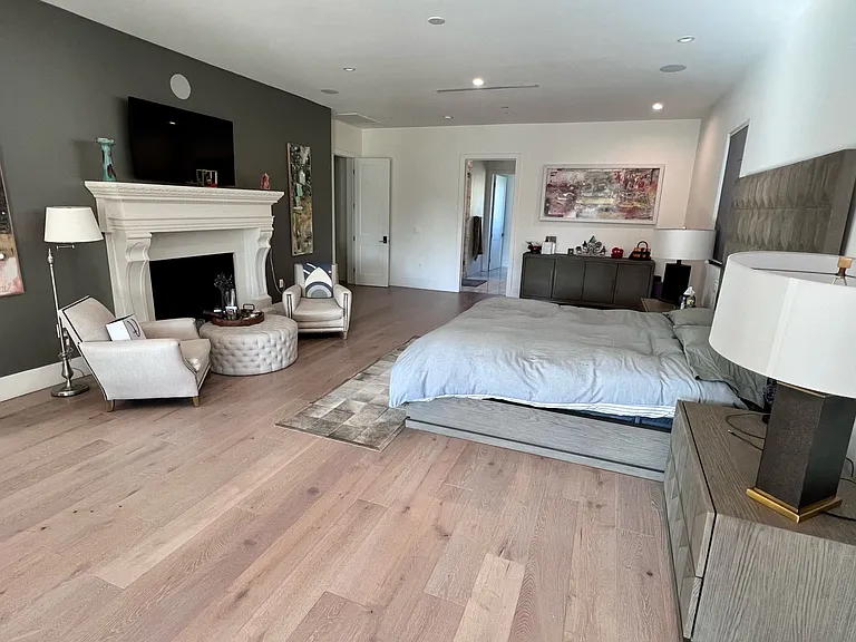 23040 Calvert St — Photo 14