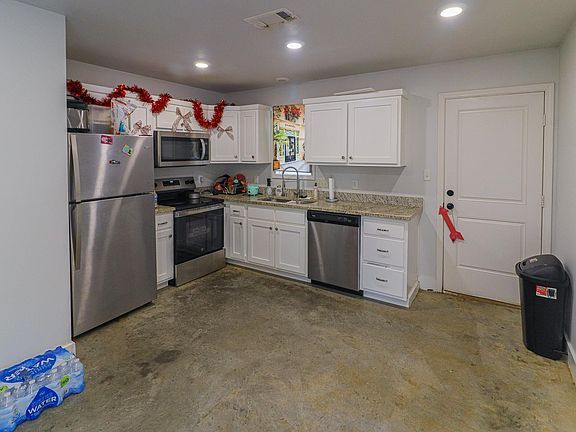 4th image of 319 Scott St