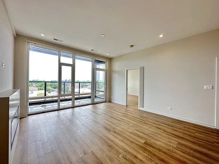 3207 N Narragansett Ave #604 — Photo 10