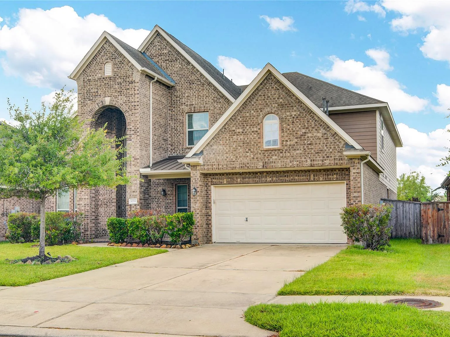 5 bed, 3.5 bath, 3826 sqft, $3,780 — Photo 3