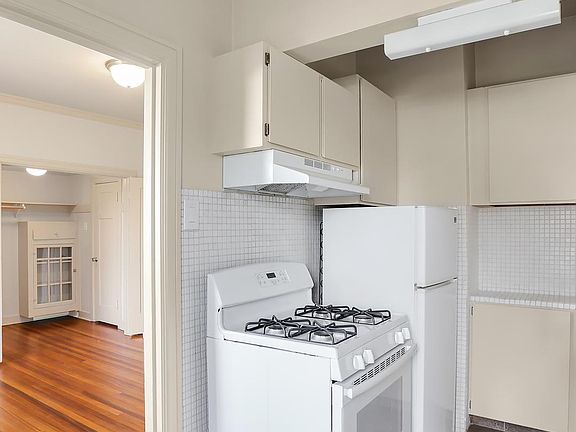 3rd image of 2085 Sacramento St