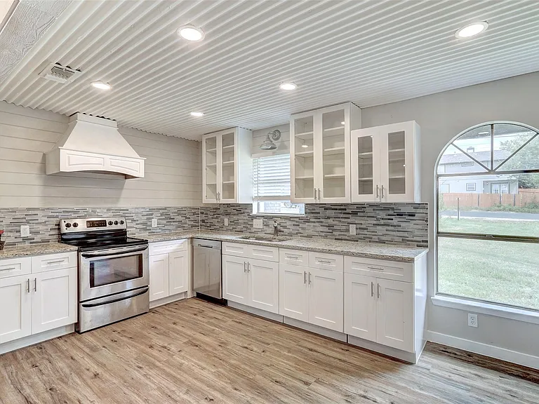 820 Stadium Dr — Photo 9