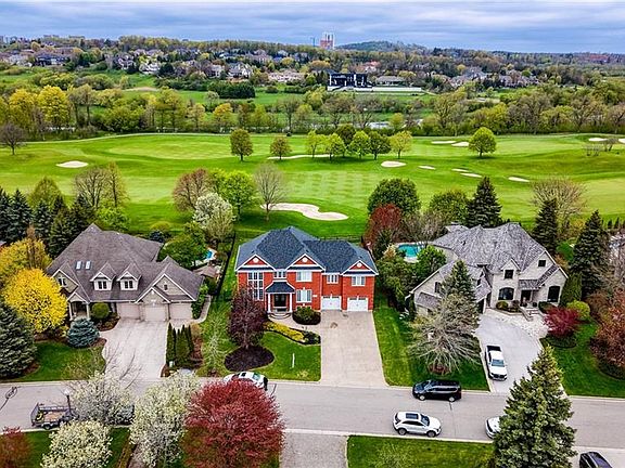 2nd image of 38 Deer Ridge Cres
