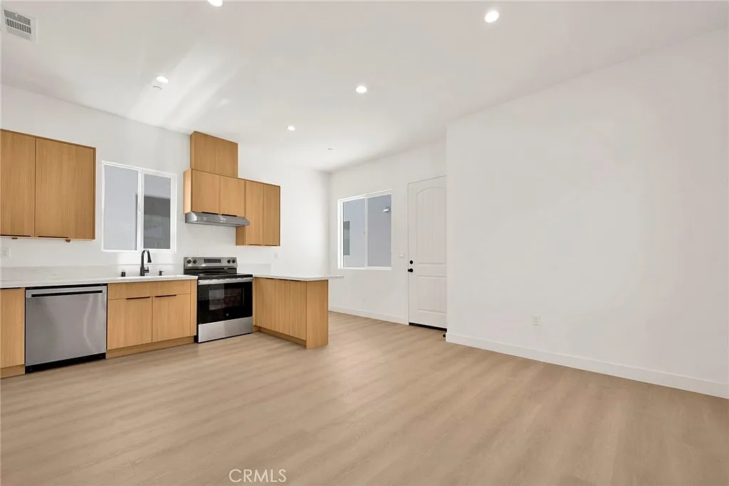 2 bed, 755 sqft, $2,595 — Photo 3