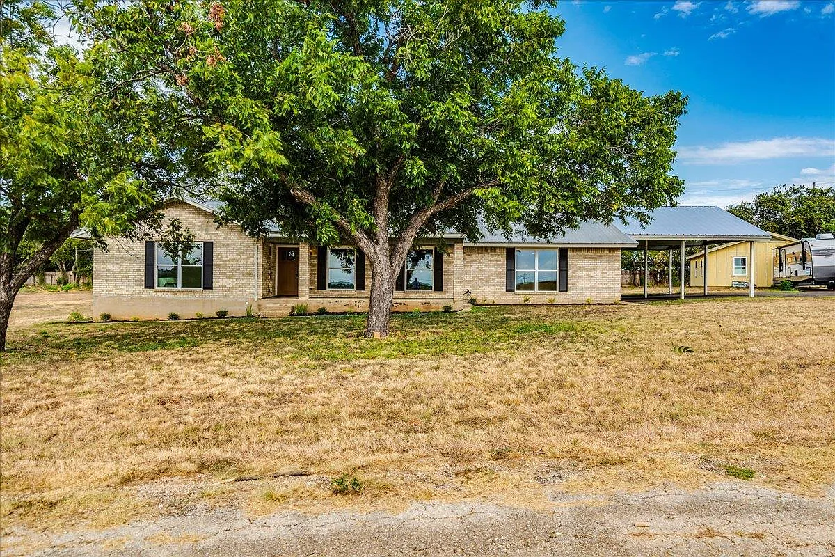 3 bed, 2.0 bath, 2700 sqft, $4,000 — Photo 3