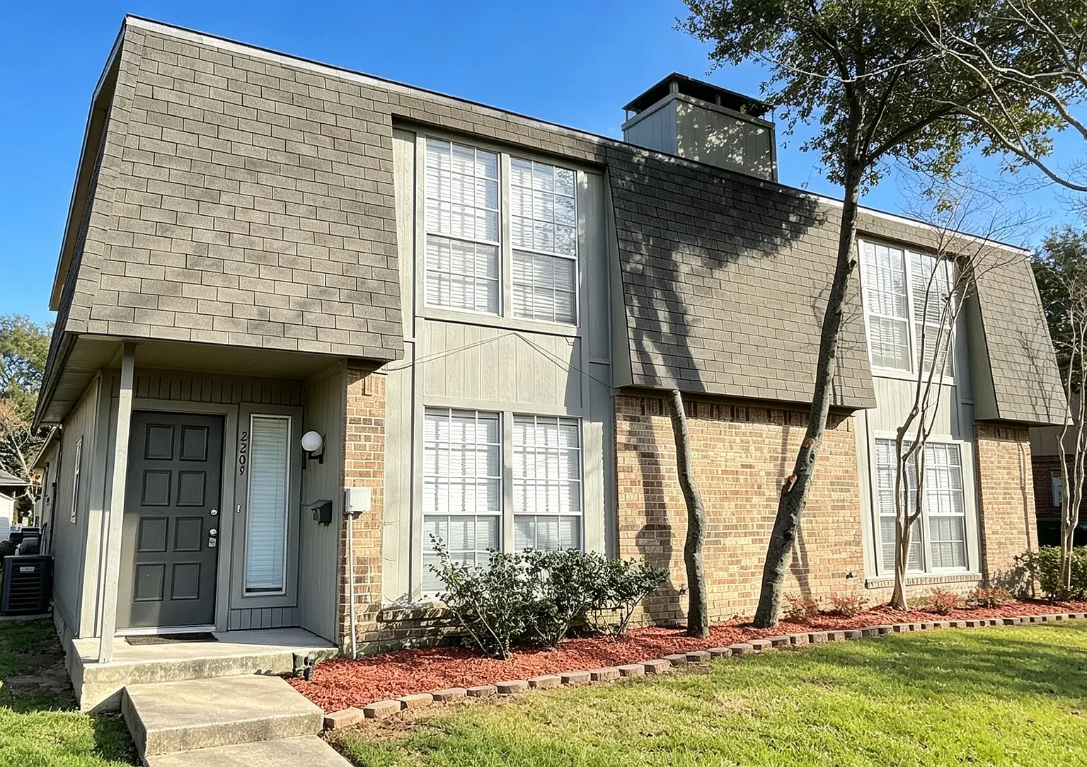 3 bed, 2.5 bath, 1664 sqft, $1,749 — Photo 1