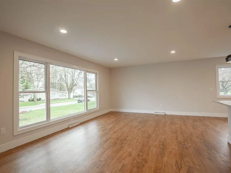 364 E Mac Arthur St — Photo 7