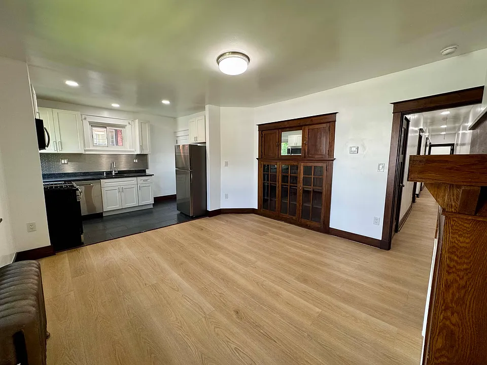 261 Gross St