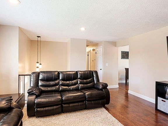 3rd image of 3338 W Meadowbrook Cir