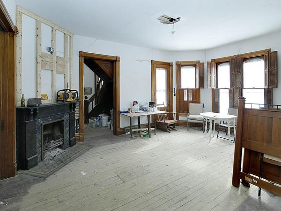 3rd image of 6437 Douglas Ave