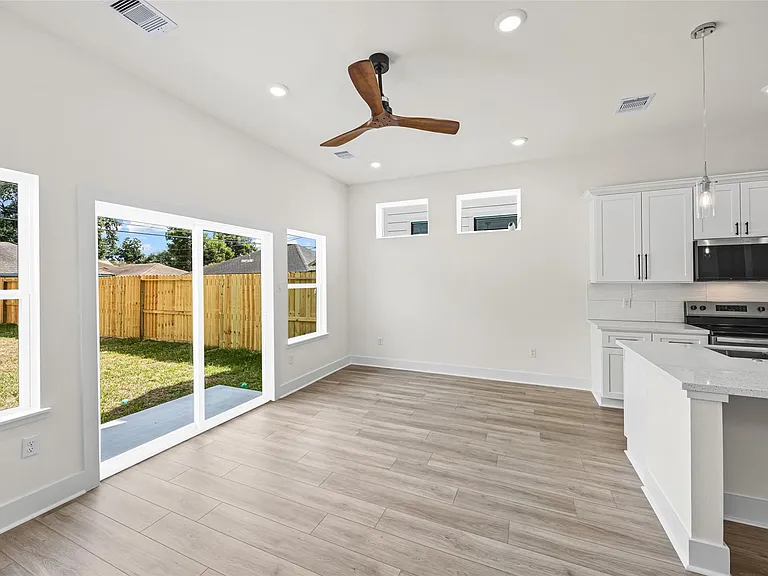 443 Hahlo St — Photo 15