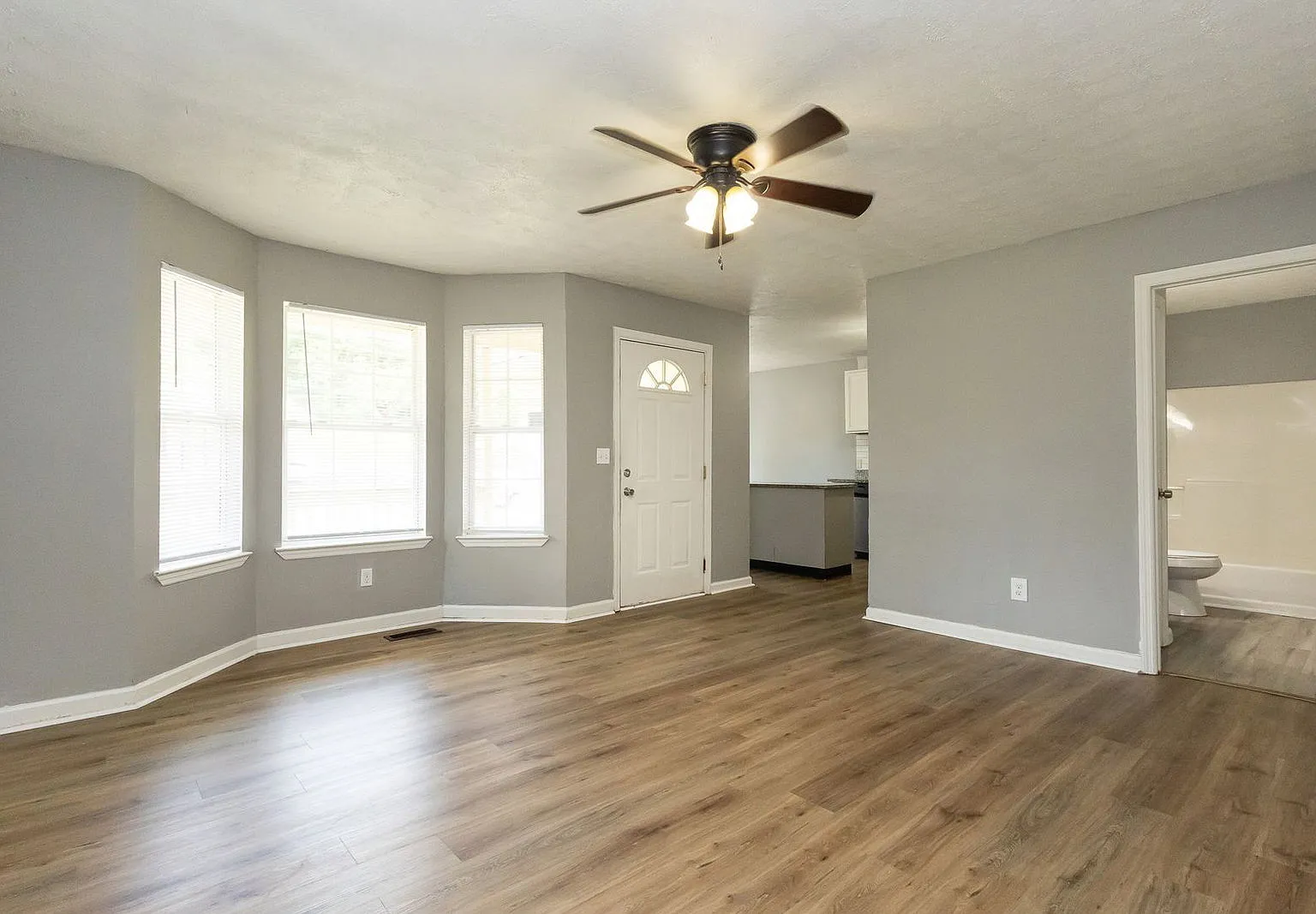 3 bed, 2.0 bath, 1202 sqft, $1,595 — Photo 3