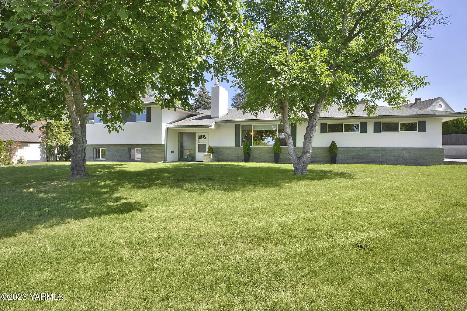 621 Voltaire Ave photo 1