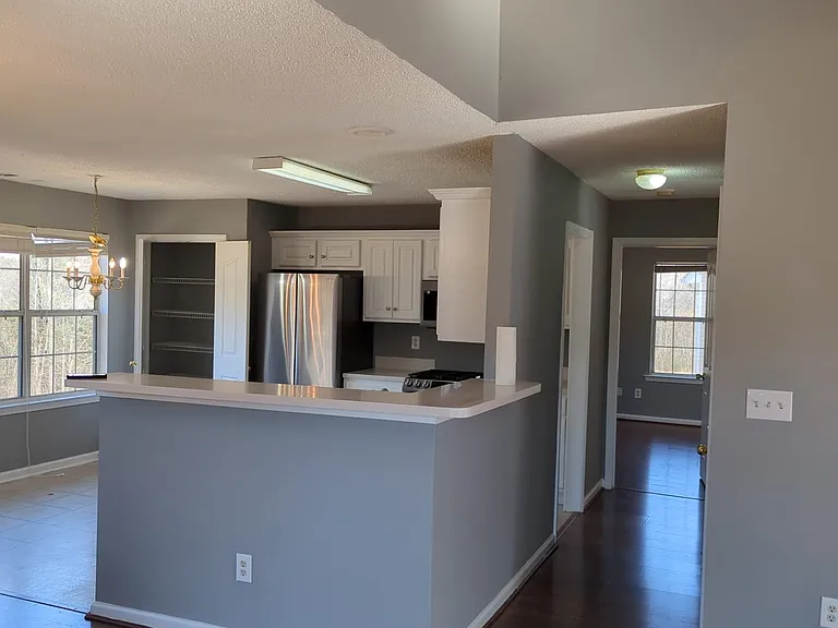 705 Dover Ct — Photo 6