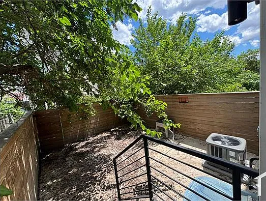 3 bed, 900 sqft, $1,990 — Photo 4