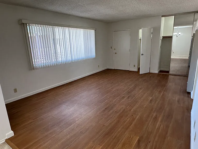 1009 N Hayworth Ave #16 — Photo 4
