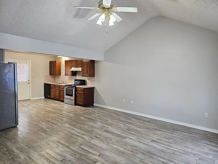 300 Fischers Ln — Photo 2