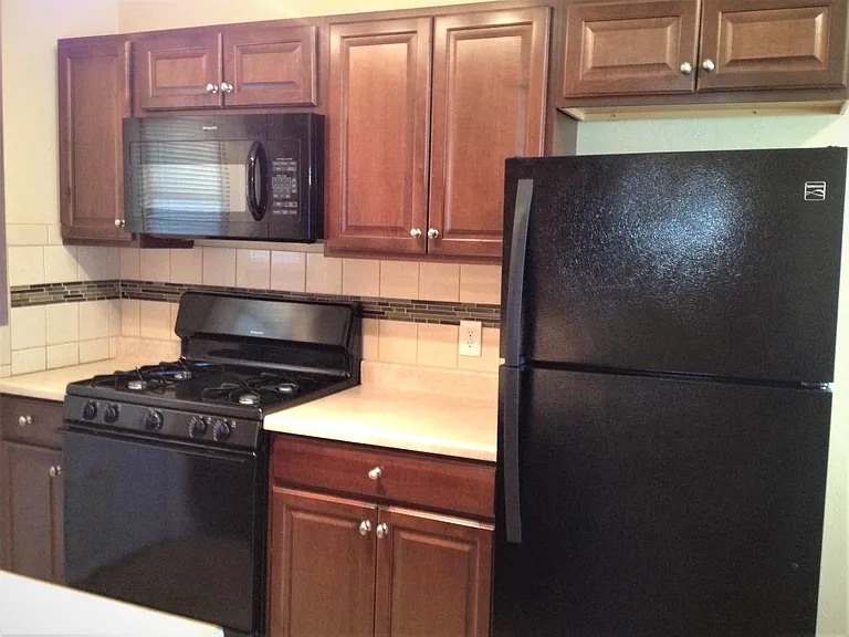 460 W 9th St — Photo 7