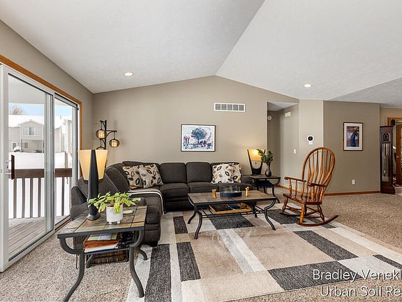 5th image of 4760 Crescent Dr