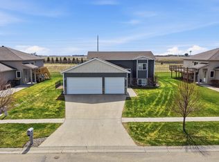 1209 Morningside Dr, Casselton, ND 58012