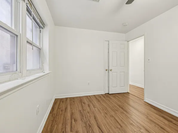 492 Pavonia Avenue image 13 of 25