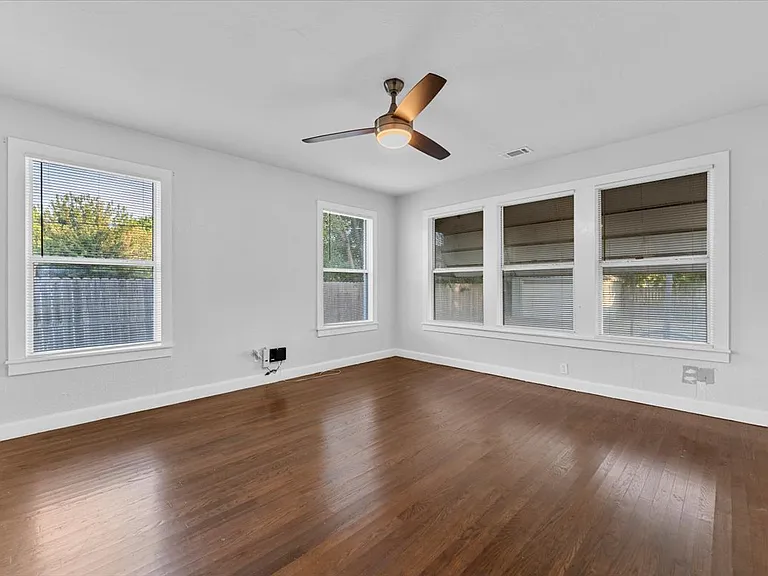 1119 Clinton St — Photo 26