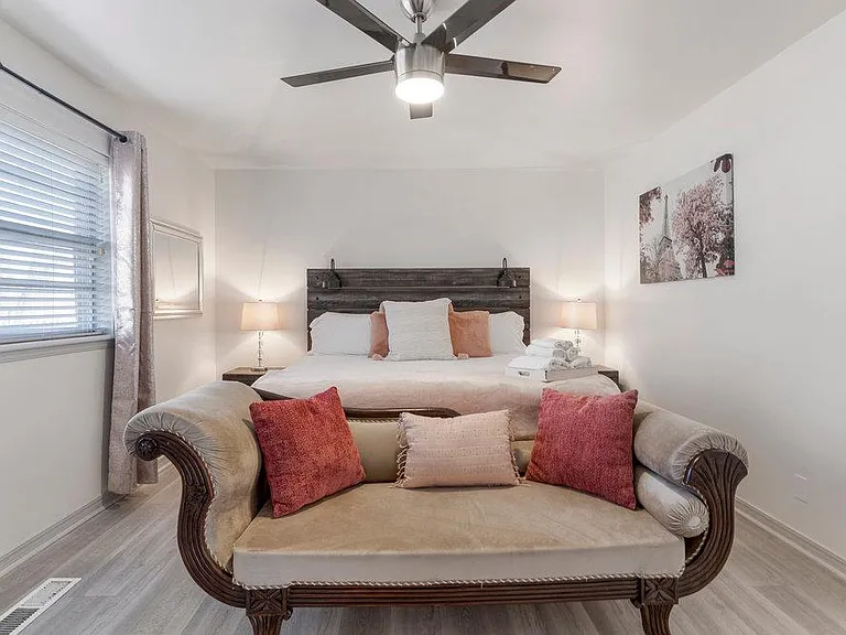 E 63rd Pl — Photo 12