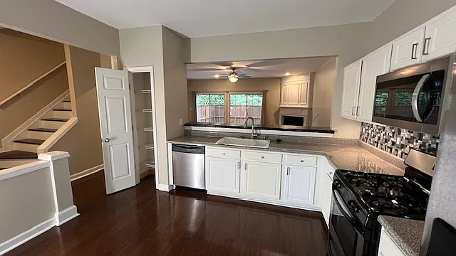 3 bed, 2.5 bath, 1386 sqft, $2,100 — Photo 4
