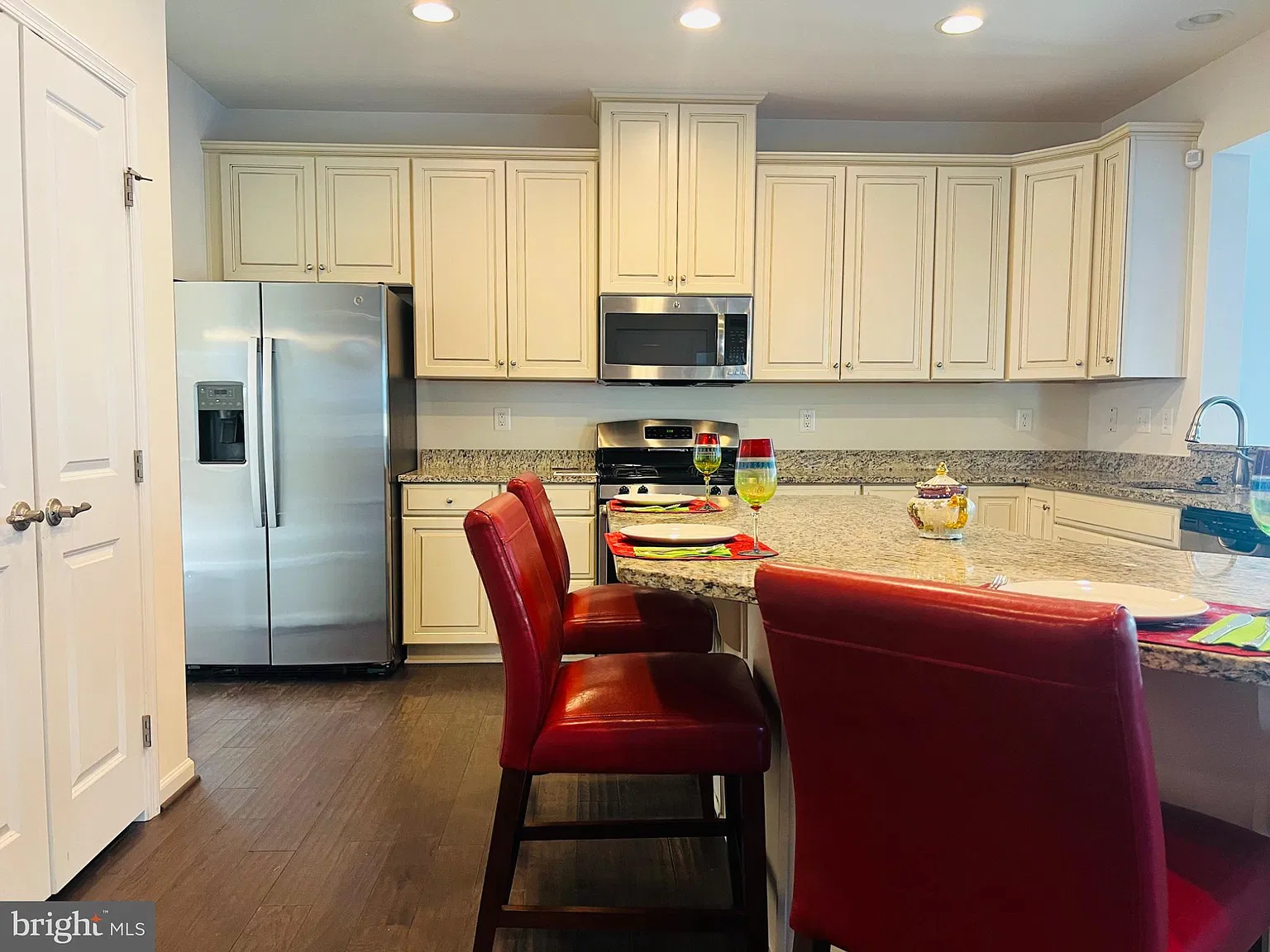 6 bed, 4.0 bath, 4288 sqft, $4,500 — Photo 2