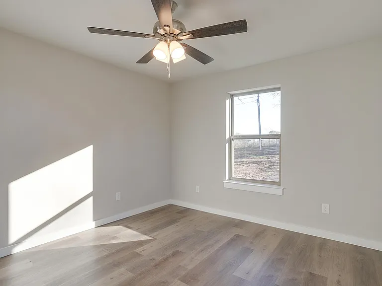 305 Bentley Dr — Photo 23