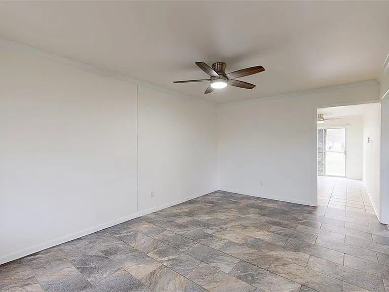 1605 Cloverdale Ct — Photo 2