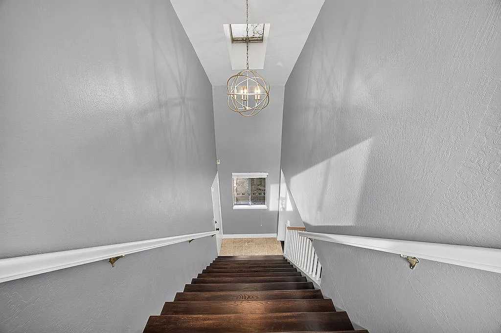 5 bed, 2.5 bath, 2752 sqft, $6,500 — Photo 2