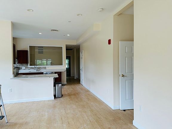4th image of 909 Hancock St #1